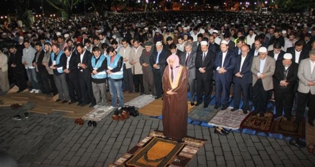 AYASOFYA MEYDANINDA SABAH NAMAZI